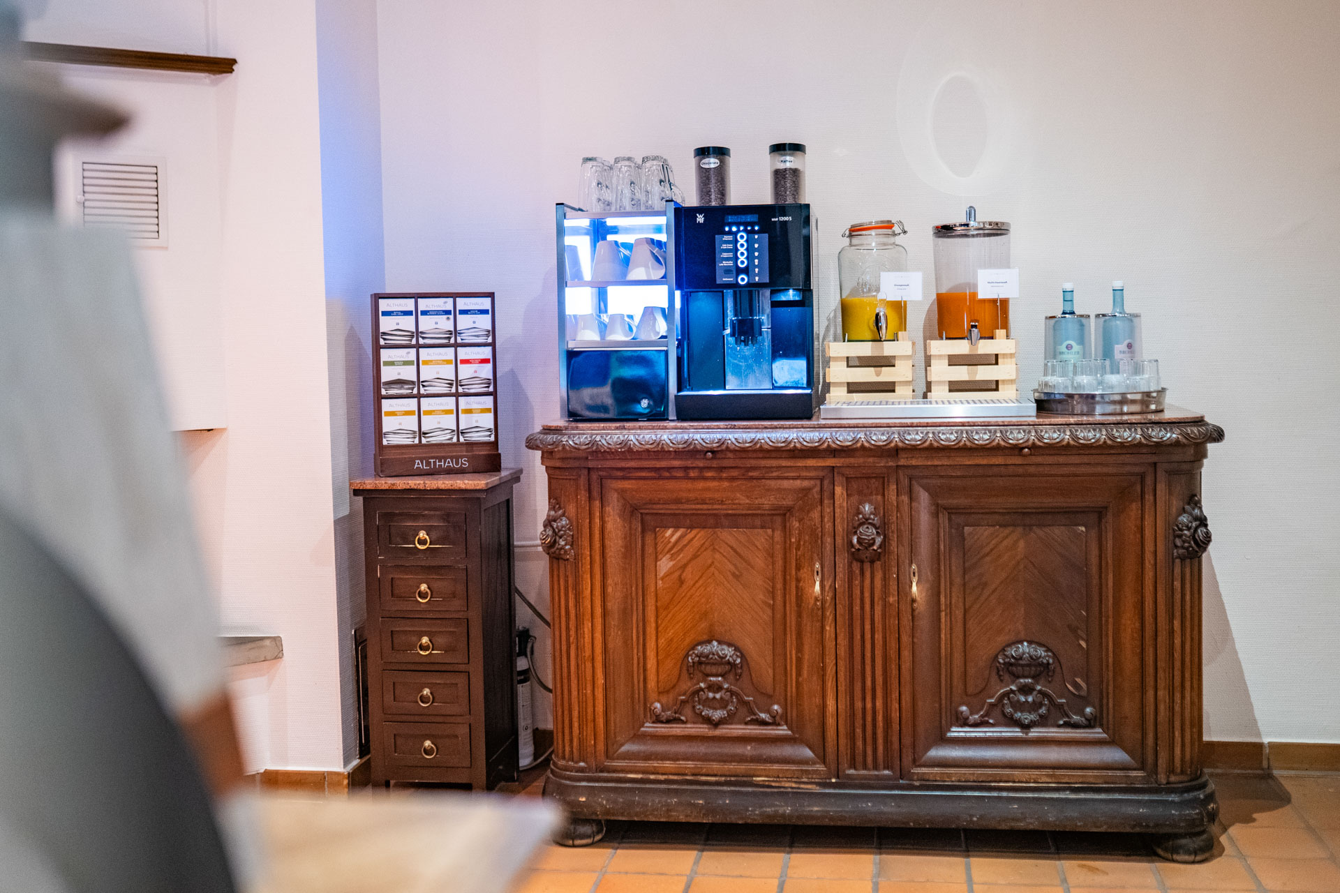 Kaffee- und Getränkebuffet beim Frühstück